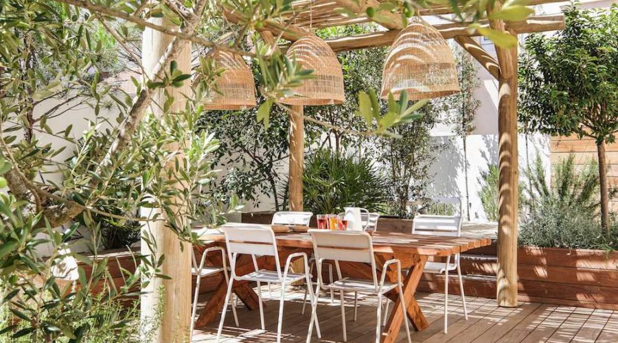 amenagement-terrasse-mediterrane-bois-coin-repas-1